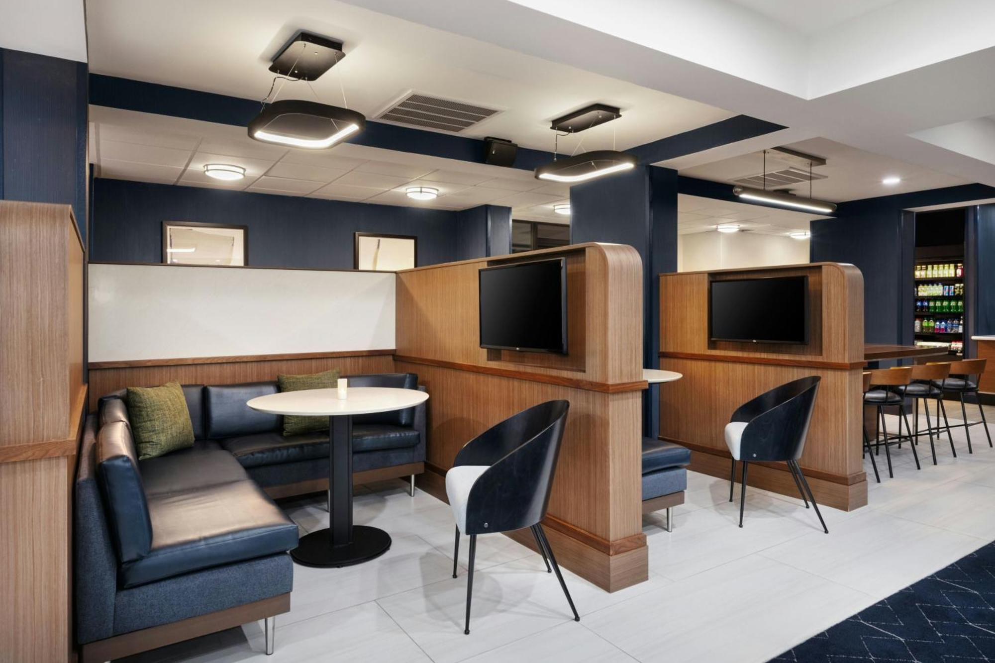 Courtyard Mobile酒店 外观 照片